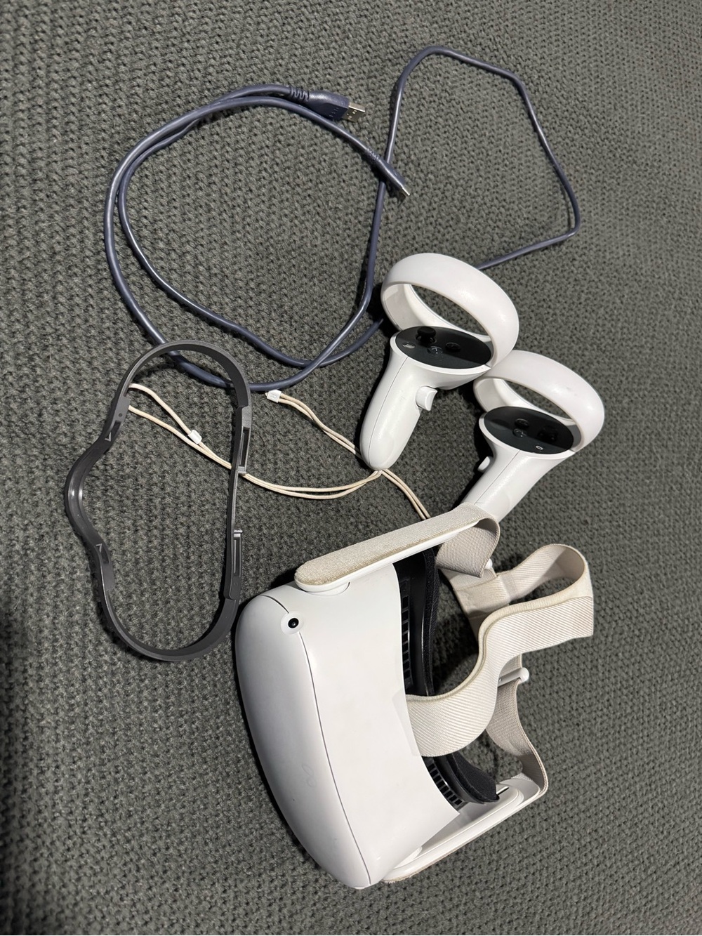 Oculus MetaQuest 2 VR Headset & Controllers